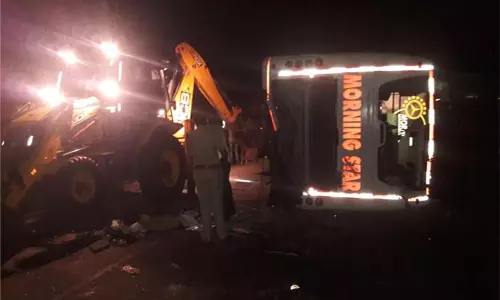 అనంతపురంలో ట్రావెల్‌ బస్సు బోల్తా