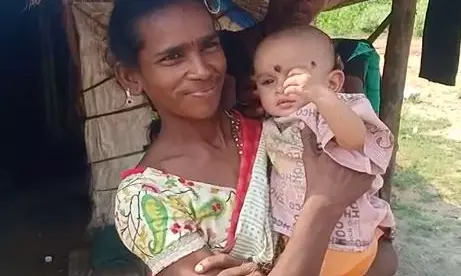 Hmtv ఎఫెక్ట్ .. తల్లి ఒడికి చేరిన చిన్నారి