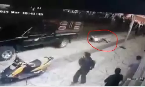 గతుకుల రోడ్డు బాగు చేయలేదని మేయర్ ను రోడ్డున పడేసి ఈడ్చేశారు!