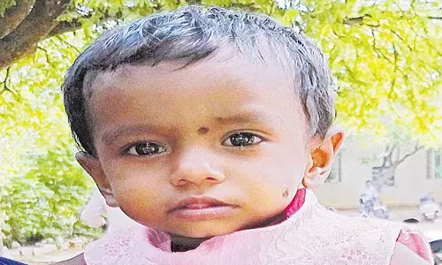 కళ్లముందే కన్నబిడ్డ నరకయాతన.. మరణం ప్రసాదించండి : తల్లిదండ్రలు కళ్లముందే కన్నబిడ్డ నరకయాతన.. మరణం ప్రసాదించండి : తల్లిదండ్రలు