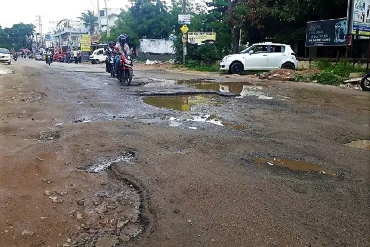 కాలు విరిగిందని జీహెచ్ఎంసీపై యువకుడి ఫిర్యాదు