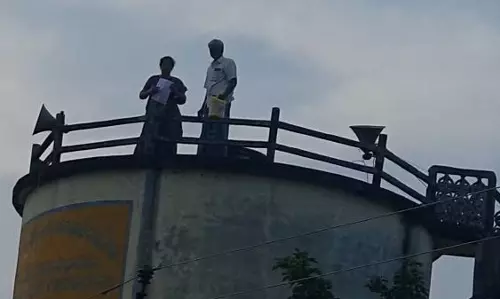 కృష్ణాజిల్లాలో వృద్ధదంపతుల వినూత్న నిరసన