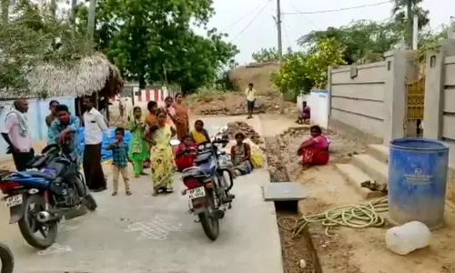 నెల్లూరు జిల్లాలో కంపించిన భూమి.. భయాందోళనలో ప్రజలు నెల్లూరు జిల్లాలో కంపించిన భూమి.. భయాందోళనలో ప్రజలు