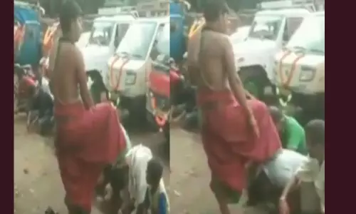 Viral Video : తలపై కాలు పెట్టి పూజారి ఆశీర్వాదం..