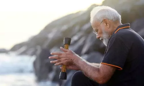 ప్రధాని మోదీ చేతిలో పరికరం ఏంటంటే..