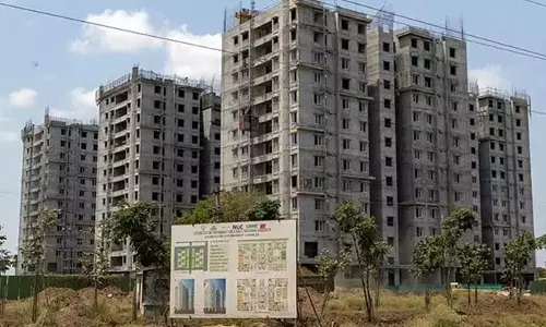 అమరావతి నుండి తరలిపోతున్న వలస కార్మికులు