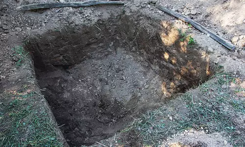 పుట్టిన బిడ్డ మృతిచెందిందని గుంత తవ్వితే .. ప్రాణాలతో మరో పాప బయటకు...