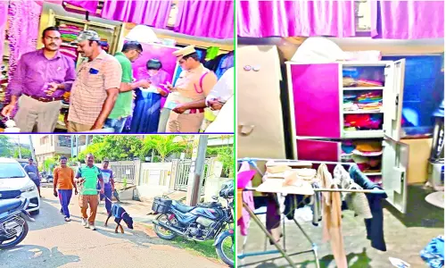 దొంగతనం చేసి గుడ్ మార్నింగ్ చెప్పి వెళ్ళిపోయాడు... దొంగతనం చేసి గుడ్ మార్నింగ్ చెప్పి వెళ్ళిపోయాడు...