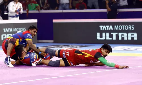 Pro Kabaddi : పవన్ పోరాటంతో సెమీస్ చేరిన బెంగళూరు బుల్స్ Pro Kabaddi : పవన్ పోరాటంతో సెమీస్ చేరిన బెంగళూరు బుల్స్