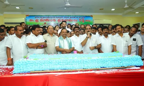 వైసీపీ ఎంపీ జన్మదిన వేడుకలో టీడీపీ సీనియర్ నేత వైసీపీ ఎంపీ జన్మదిన వేడుకలో టీడీపీ సీనియర్ నేత