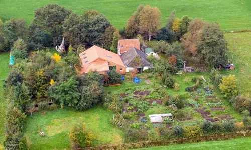 ప్రపంచం అంతం కోసం .. ఆరుగురు పిల్లలతో 10 ఏళ్లుగా చీకటి గదిలో