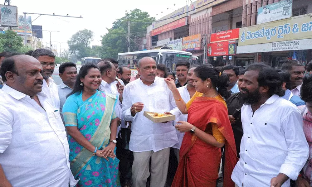 అగ్రిగోల్డ్ బాధితులకు నిధులు విడుదల చేయడంతో వైసీపీ నేతల ర్యాలీ అగ్రిగోల్డ్ బాధితులకు నిధులు విడుదల చేయడంతో వైసీపీ నేతల ర్యాలీ