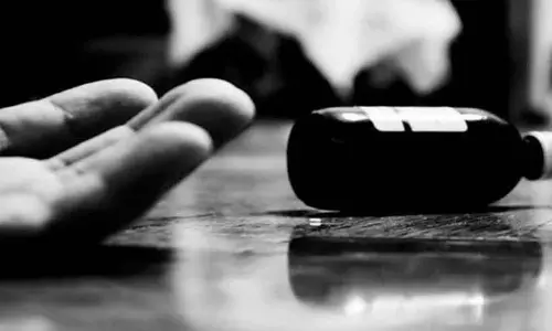 పోలీసుల వేధిస్తున్నారని దంపతుల ఆత్మహత్యాయత్నం