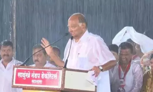 వర్షంలోనూ పవార్ జోరుగా ప్రచారం వర్షంలోనూ పవార్ జోరుగా ప్రచారం