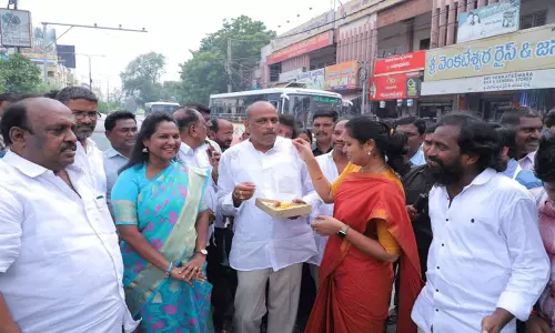 అగ్రిగోల్డ్ బాధితులకు నిధులు విడుదల చేయడంతో వైసీపీ నేతల ర్యాలీ