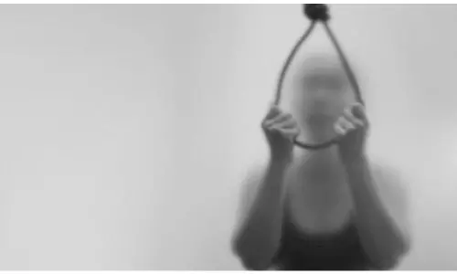 కంప్యూటర్ ఆపరేటర్ అవమానించారని ఆత్మహత్య చేసుకున్న గ్రామ వాలంటీర్