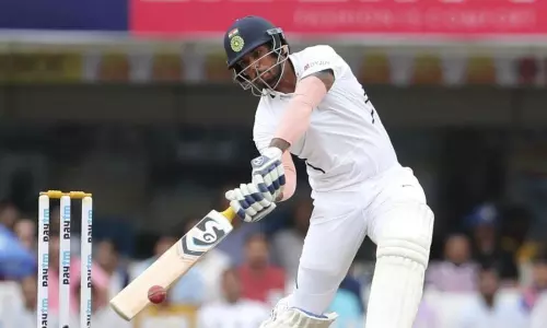 సిక్సర్లతో చేలరేగిన ఉమేశ్ ... చిందులేసిన విరాట్ కోహ్లీ