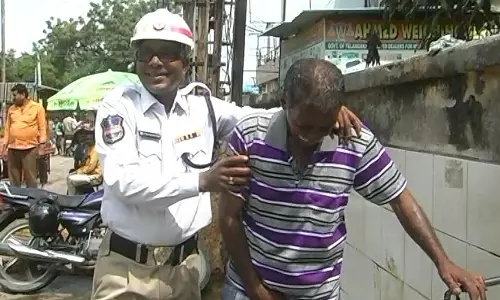 ఈ పోలీసుకు హ్యాట్సాఫ్ చెప్పాల్సిందే