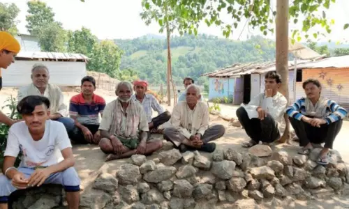 ఎన్నికలను బహిష్కరించిన గ్రామస్థులు