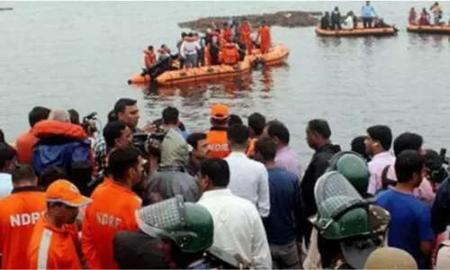 బోటు వెలికితీతలో పురోగతి...బోటు పైకప్పును బయటికి తీసిన ధర్మాడి బృందం