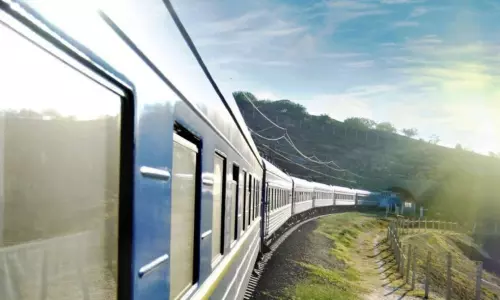 మద్యం సేవించి రైల్లో ఓ జంట అసభ్యకర ప్రవర్తన