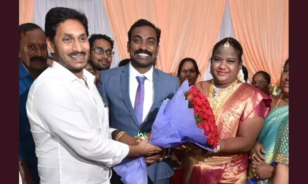 ఎంపీ మాధవి రిసెప్షన్కు ఏపీ సీఎం జగన్ హాజరు... ఎంపీ మాధవి రిసెప్షన్కు ఏపీ సీఎం జగన్ హాజరు...