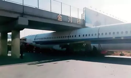 బ్రిడ్జి కింద ఇరుక్కున్న విమానం.. వీడియో వైరల్‌..