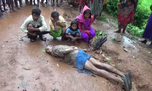 పోలీసులకు సమాచారం చేరవేస్తున్నాడని మాజీ మావోయిస్టు హత్య