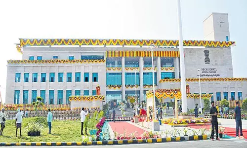 టీడీపీ ఎంపీ, ఎమ్మెల్యేలకు హైకోర్టు నోటీసులు