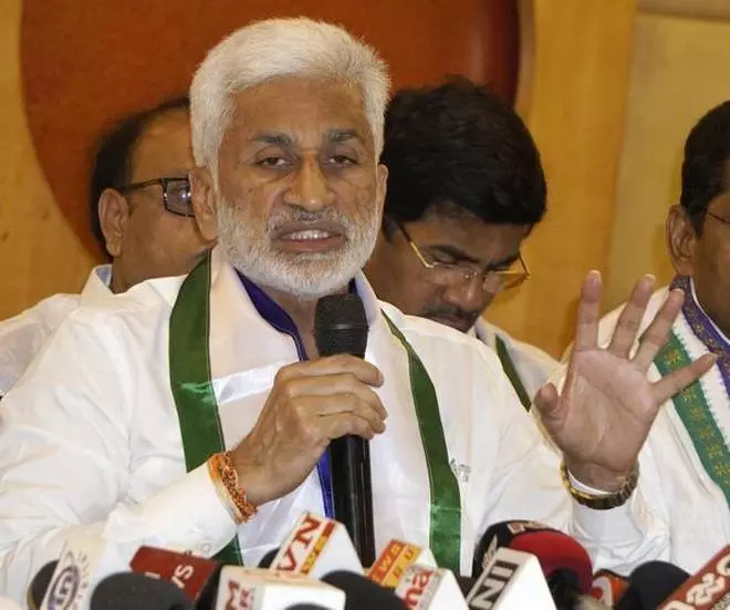 లోకేష్ సొంత పుత్రుడైతే... పవన్ దత్తపుత్రుడు : విజయసాయిరెడ్డి లోకేష్ సొంత పుత్రుడైతే... పవన్ దత్తపుత్రుడు : విజయసాయిరెడ్డి