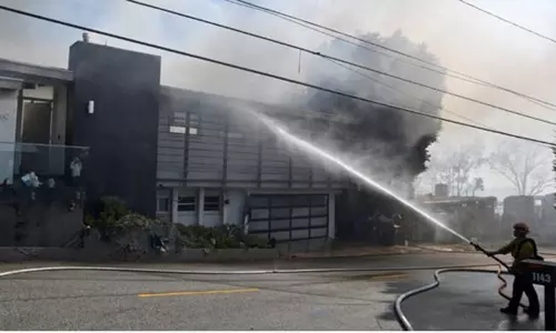 USA: కార్చిచ్చు... పరుగులు తీసిన సెలబ్రిటీలు