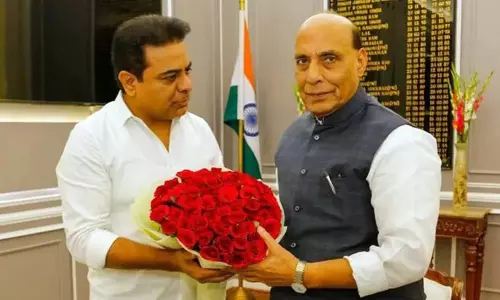 రాజనాథ్ సింగ్ తో మంత్రి KTR భేటీ రాజనాథ్ సింగ్ తో మంత్రి KTR భేటీ