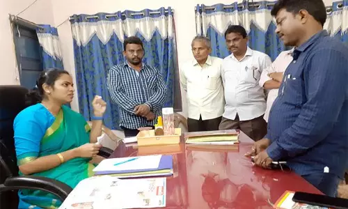 ఎంపీడీవోపై తీవ్ర ఆగ్రహం వ్యక్తం చేసిన ఎమ్మెల్యే రజిని