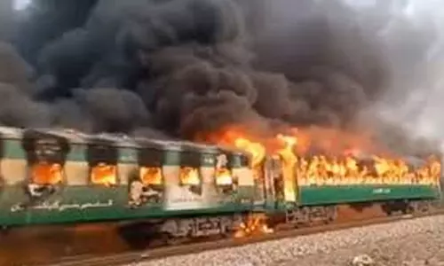 రైలులో భారి అగ్ని ప్రమాదం : 25 మంది ప్రయాణికులు మృతి రైలులో భారి అగ్ని ప్రమాదం : 25 మంది ప్రయాణికులు మృతి