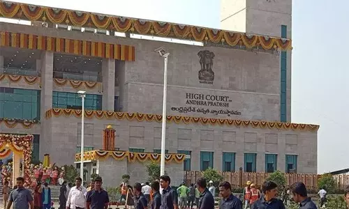 కరకట్ట భవన యజమానులకు మరోసారి హైకోర్టు నోటీసులు కరకట్ట భవన యజమానులకు మరోసారి హైకోర్టు నోటీసులు