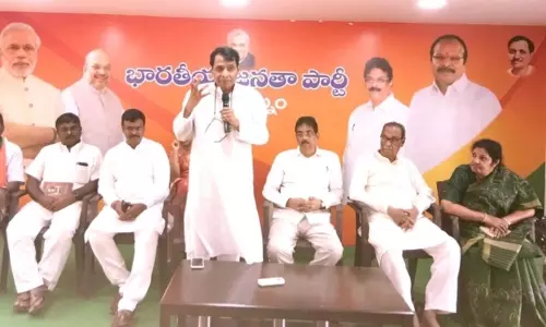 వైఎస్సార్ ఆరోగ్య శ్రీ పథకంపై కేంద్ర మాజీ మంత్రి సురేశ్ ప్రభు విమర్శలు వైఎస్సార్ ఆరోగ్య శ్రీ పథకంపై కేంద్ర మాజీ మంత్రి సురేశ్ ప్రభు విమర్శలు