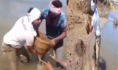 బుట్టల సహాయంతో ఇసుకను తీస్తున్న కార్మికులు బుట్టల సహాయంతో ఇసుకను తీస్తున్న కార్మికులు