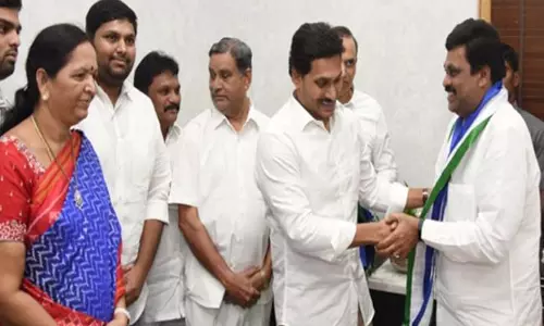 టీడీపీ మాజీ మంత్రి అయ్యన్నకు  షాక్‌.. వైసీపీలో చేరిన సోదరుడు