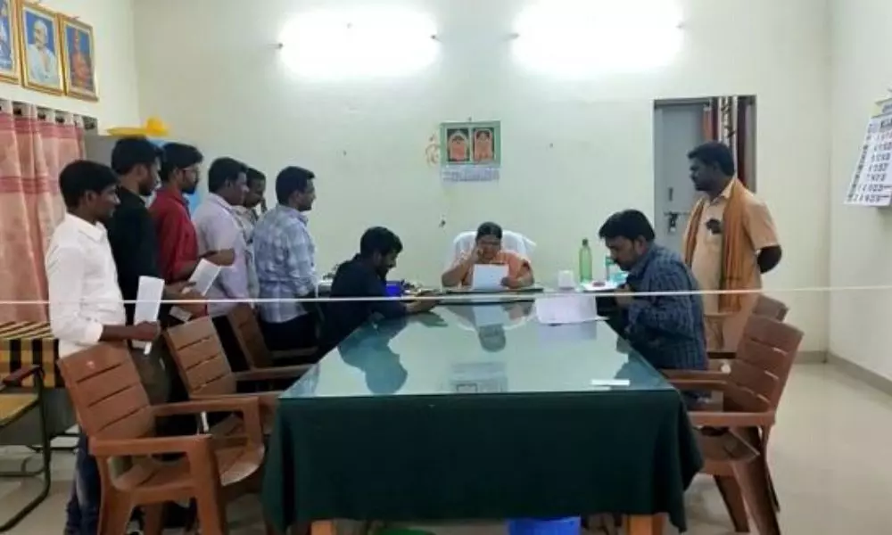 పది అడుగుల దూరంలో తాడు కట్టిన ఎమ్మార్వో పది అడుగుల దూరంలో తాడు కట్టిన ఎమ్మార్వో