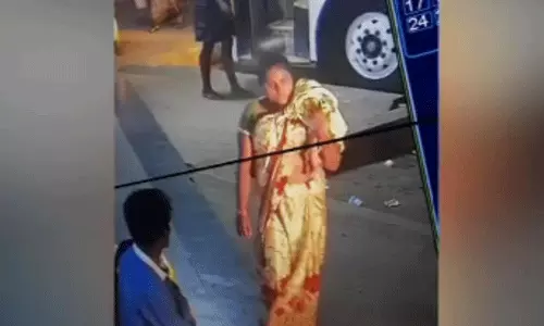 కిడ్నాప్ : 2 నెలల చిన్నారిని ఎలా ఎత్తుకెళుతుందో చూడండి.. కిడ్నాప్ : 2 నెలల చిన్నారిని ఎలా ఎత్తుకెళుతుందో చూడండి..