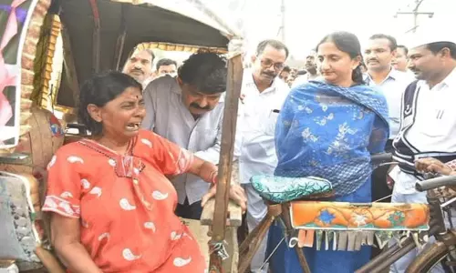 మంత్రి పేర్ని నాని మంచి మనసు.. పెద్దావిడకు భరోసా.. మంత్రి పేర్ని నాని మంచి మనసు.. పెద్దావిడకు భరోసా..