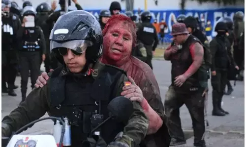 మహిళా మేయర్ పై నిరసనకారుల దాడి మహిళా మేయర్ పై నిరసనకారుల దాడి