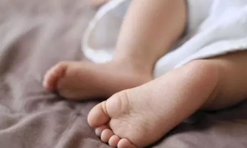 పౌడర్‌ డబ్బా మీద పడడంతో చిన్నారి మృతి