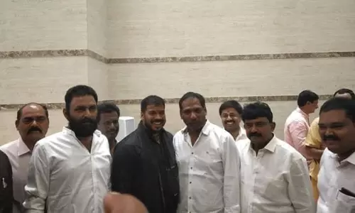 మంత్రులతో టీడీపీ ఎమ్మెల్యే గొట్టిపాటి రవి మంత్రులతో టీడీపీ ఎమ్మెల్యే గొట్టిపాటి రవి