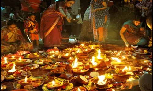 తెలుగు రాష్ట్రాల్లో ఘనంగా కార్తీక పౌర్ణమి వేడుకలు తెలుగు రాష్ట్రాల్లో ఘనంగా కార్తీక పౌర్ణమి వేడుకలు