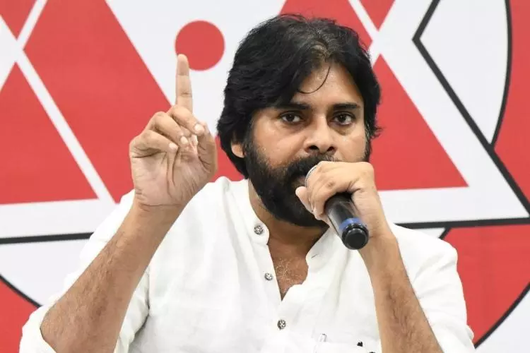 అలా చేస్తే మట్టిలో కలిసిపోతారు : పవన్ కల్యాణ్ అలా చేస్తే మట్టిలో కలిసిపోతారు : పవన్ కల్యాణ్