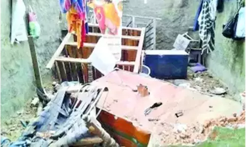 కులాంతర వివాహం చేసుకున్నాడని యువకుడి ఇంటి పై యువతి బంధువుల దాడి కులాంతర వివాహం చేసుకున్నాడని యువకుడి ఇంటి పై యువతి బంధువుల దాడి