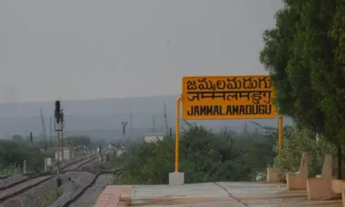 జమ్మలమడుగులో ఒక్కసారిగా పెరిగిన భూముల ధరలు.. ఎకరం ఎంతో తెలుసా? జమ్మలమడుగులో ఒక్కసారిగా పెరిగిన భూముల ధరలు.. ఎకరం ఎంతో తెలుసా?