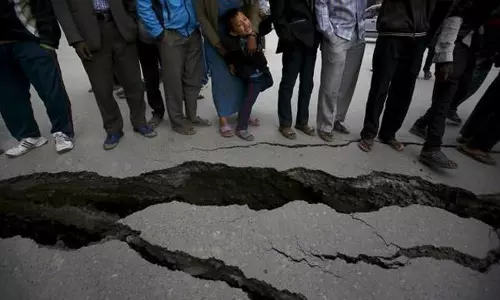 ఇం‍డోనేషియాలో భారీ భూకంపం.. సునామీ హెచ్చరికలు