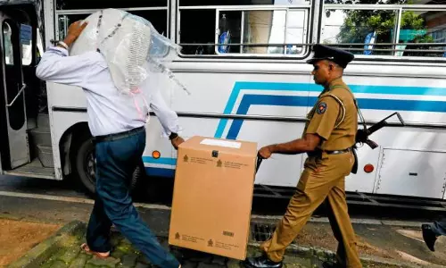 శ్రీలంక అధ్యక్ష ఎన్నికల్లో కాల్పుల కలకలం.. ఓటర్లను తీసుకెళ్తున్న ఓ బస్సుపై..